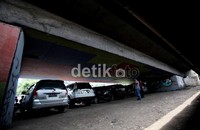 Kendaraan mobil pribadi terlihat parkir di fly over Grogol, Selasa (29/5). Pemerintah provinsi yang tidak mengendalikan pertumbuhan mobil dalam 5 tahun terakhir membuat jumlah populasi mobil pribadi diambang batas. Macet dan parkir kerap menjadi persoalan.