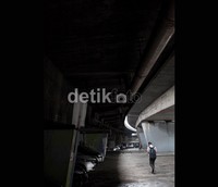 Minimnya pelaksanaan kewajiban bagi ruko atau gedung perkantoran menyediakan lahan khusus untuk parkir membuat parkir on the street atau parkir liar seperti ini tumbuh subur.