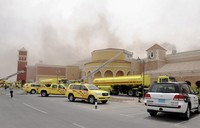 Petugas berusaha memadamkan api yang membakar Mall Villagio, Qatar. Belum diketahui penyebab kebakaran tersebut. Reuters/Stringer.