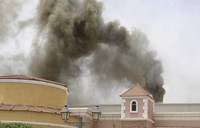 Asap terlihat membumbung dari pusat perbelanjaan yang telah dikosongkan itu. Reuters/Stringer.