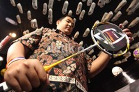 Penetrasi produk China untuk peralatan olahraga di Tanah Air semakin gencar salah satunya lewat kehadiran Raket Li-Ning yang berencana mambangun pabrik di Indonesia.