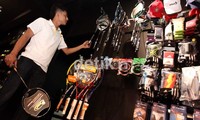Li-Ning sendiri makin gencar membuka agen penjualan di Jakarta, hal ini makin mengancam pasar produk raket Made in Indonesia yang hingga saat ini dinilai belum berkembang.