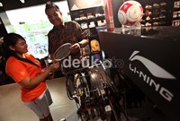 Ketua Umum Asosiasi Industri Olahraga Nasional Indonesia (Asioni) Irwan Suryanto mengatakan industri raket nasional tak mendapat dukungan pemerintah.