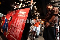 Pengunjung tengah melihat-lihat raket Li-Ning.