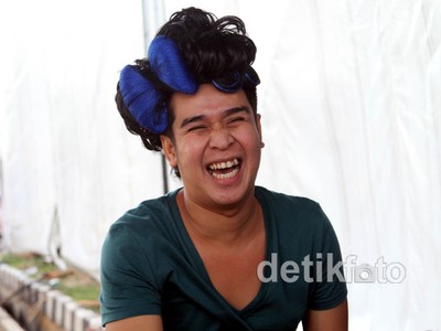Olga Centil dengan Rambut Pita