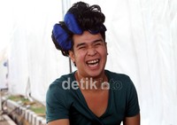 Olga terlihat centil dengan rambut pitanya. Gus Mun/detikHot.