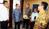 Dahlan Iskan meminta agar secepatnya PLTU milik Kertas Kraft Aceh itu segera dioperasikan kembali dengan mendapatkan pasokan gas dari BPH Migas dan nantinya PLN yang akan membeli energi listrik yang dihasilkan untuk disalurkan kepada pelanggan PLN yang ada pada sistem kelistrikan Aceh. (Humas PLN)