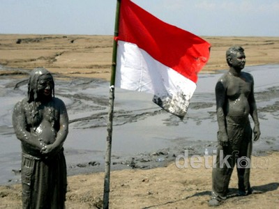 6 Tahun Lapindo, Warga Porong Mandi Lumpur