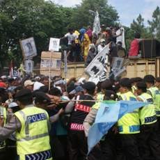 Warga Anti Tambang Ancam Bakar Kantor Pemkab Lumajang