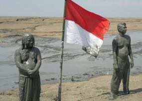 Korban Lumpur Plesetkan UUD 45 Jadi UUD 45 Lumpur Lapindo