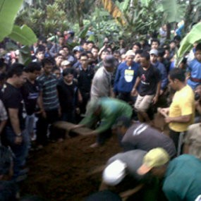 Pria Berbaju Persib Azan Sebelum Jenazah Rangga Dikubur