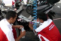 Salah satu motor matik sedang diganti olinya. Dadan Kuswaraharja/detikOto.