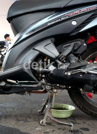 Seorang pegawai Pertamina sedang mengganti oli peserta Pertamina Enduro SPIRIT (Spontan Irit) Enduro Matic Sehidup Sematic. Selain ganti oli gratis, di acara ini juga digelar beraneka lomba khas otomotif mulai dari modifikasi aksi free style, lomba shuffle dan jajanan gratis yang disediakan panitia dan coaching clinic. Dadan Kuswaraharja/detikOto.