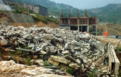 Sulitnya Menerobos Area Proyek Hambalang