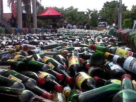 Puluhan Ribu Botol Miras Cap Tikus Dimusnahkan di Manado