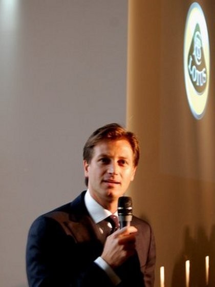 Bos Dihentikan Sementara, Lotus Terguncang