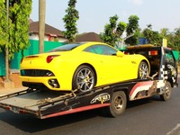 Rata-rata mobil ini diangkut dengan towing car atau truk pengangkut mobil. Seperti Ferrari California berwarna kuning menggoda ini. (Ikhsan)