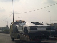 Mobil sport Lamborghini tengah diangkut dengan truk di jalan tol. (Fahreno Gibran)