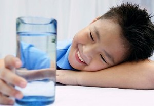 Minum Air Putih Bikin Anak Doyan Makan Sayur