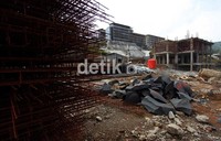 Bahan-bahan bangunan tampak menumpuk dan terlantar.
