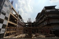 Namun proyek ini dihentikan sejak maret 2011 karena tanahnya ambles.
