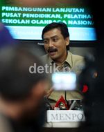 Menpora Persilahkan KPK Usut Proyek Hambalang