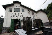 Bangunan PLTA Kracak yang terletak di daerah Leuwiliang, Bogor, Jawa Barat, tampak terlihat kokoh. PLTA Kracak merupakan peninggalan penjajahan Belanda yang dibangun pada tahun 1926.