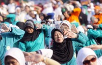 Tetap sehat di usia tua merupakan dambaan setiap lansia. Hidup sehat dan rajin berolahraga banyak menjadi rujukan.