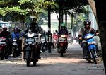 Tidak Sabar Macet, Pemotor Terobos Pedestrian