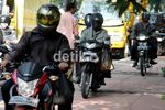 Tidak Sabar Macet, Pemotor Terobos Pedestrian