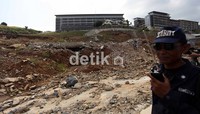 Lokasi yang ambles itu berada di atas sebuah bukit.