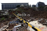 Bangunan yang dikatakan sebagai rumah genset itu kini sudah rata dengan tanah.