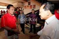 Pertemuan ini berlangsung hangat. Bang Yos kerap mengkritik kebijakan Foke seperti masalah monorel dan busway. Monorel dan busway merupakan gagasan Bang Yos saat menjabat.