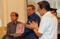 Presiden SBY menerima buku laporan dari Ketua Badan Pemeriksa Keuangan RI, Hadi Purnomo. Haryanto/Setpres.