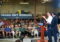 Mitt Romney saat melakukan kampanye di Las Vegas Nevada, Selasa (29/5).  Dengan kemenangan 71 persen suara di Texas, Romney menjadi capres tunggal Partai Republik. Kemenangan mutlak ini membuat konvensi Partai Republik pada Agustus mendatang tinggal formalitas dan mensahkan Romney menantang Obama. (Foto: REUTERS/Christopher DeVargas).