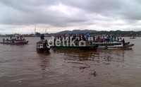 Meski sempat terjadi hujan deras di sekitar Jembatan Mahakam, namun tidak menyurutkan semangat warga untuk melakukan aksi blokir alur Sungai Mahakam. Robert/detikNews.