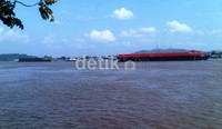 Akibat aksi blokir tersebut, tugboat dan tongkang batu bara tidak dapat melintas. Robert/detikNews.