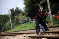 Dalam sehari perlintasan rel tersebut dilalui hampir 600 sepeda motor.