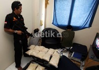 Pengedar sabu berinisial WRK dan A alias L alias DD (warga negara India), dan TCH (warga negara Malaysia) ditangkap, Selasa (29/5/2012).