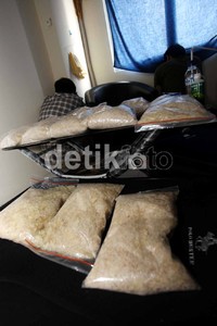 Sabu tersebut dikemas di dalam sejumlah plastik.