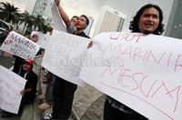 Mereka mengecam aksi tersebut dan meminta oknum aparat yang melakukan pemukulan diproses sesuai hukum.