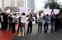 Aksi di bundaran HI dan Jalan Thamrin ini berlangsung sekitar 1 jam. Beberapa wartawan di Padang dibogem oknum berseragam marinir usai meliput penertiban tempat mesum di Padang, Selasa (29/5/2012) kemarin.