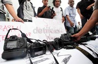 Kamera diletakan disela-sela demonstrasi. Aksi solidaritas untuk jurnalis Padang ini dilakukan spontan. Mereka mendesak pelaku ditangkap dan diproses secepatnya.