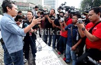 Aktivis anti kekerasan Edwin Partogi turut mendukung aksi protes ini. Menurutnya, segala bentuk kekerasan terhadap pers akan mencederai proses demokrasi.