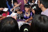 Usai jumpa pers, Jupe langsung diserbu para penggemarnya untuk dimintai tanda tangan. Herianto Batubara/detikHot.