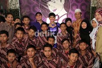 Jupe berfoto bersama anak-anak panti asuhan yang diundangnya. Herianto Batubara/detikHot.