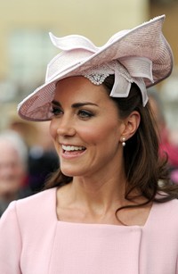 Kate terlihat sangat anggun dengan mengenakan dress dan head piece serba merah muda. Getty Images.