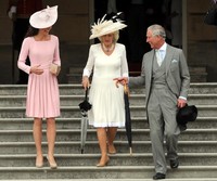 Kate datang bersama mertuanya, Pangeran Charles dan Camilla. Getty Images.