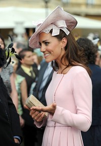 Kate terlihat sangat anggun dengan mengenakan dress dan head piece serba merah muda. Getty Images.