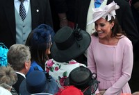 Kate nampak bercakap-cakap dengan dengan tamu lainnya. Getty Images.